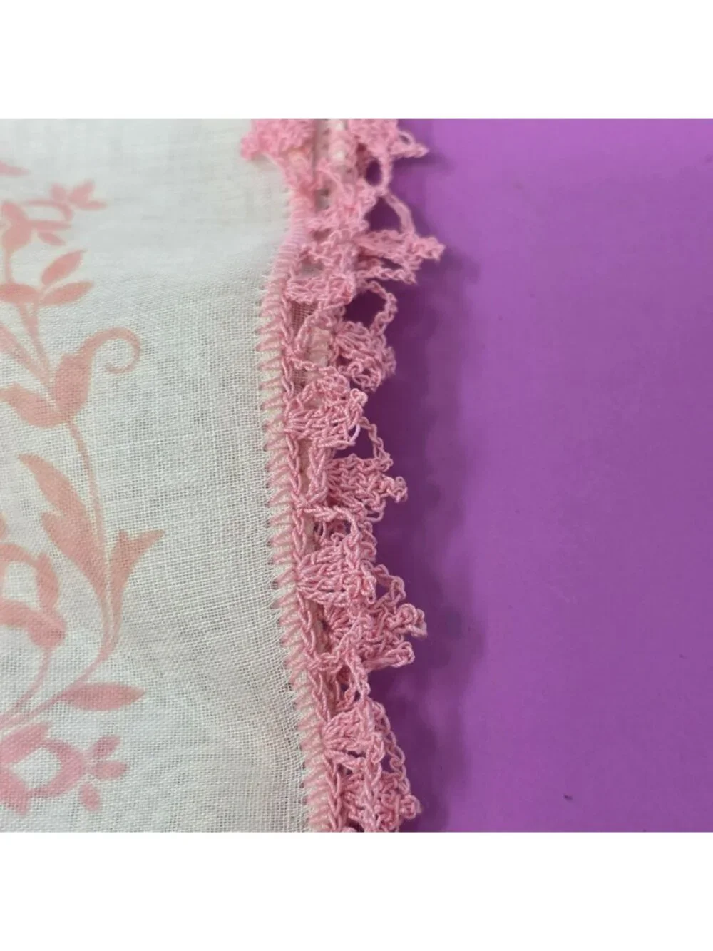 Vintage Pink Embroidered Handkerchief With Floral Design & Crochet Lace‎ Edges